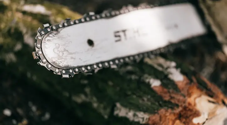 how tight should a chainsaw chain be